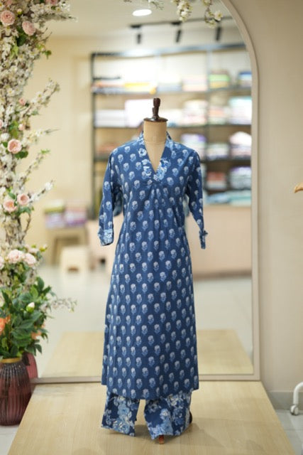 Indigo Floral Printed Kurta Set with Contrasting Palazzo(dress1)